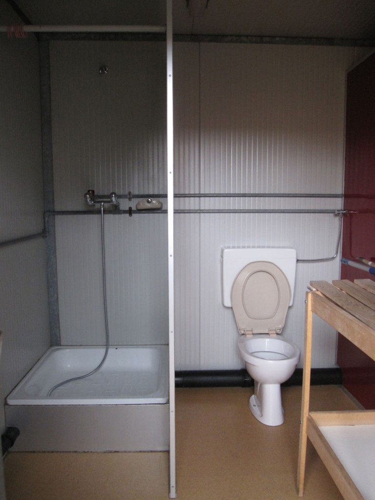 avant-graffiti-deco-toilettes-douche