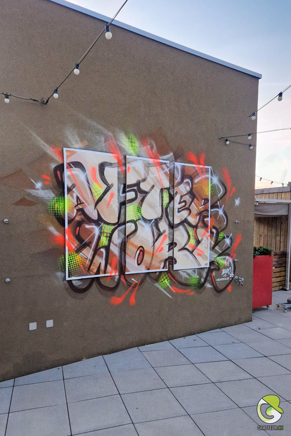 Lettrage graffiti After Work sur trois toiles et le mur du rooftop de l’Afterwork Hotel à Etoy