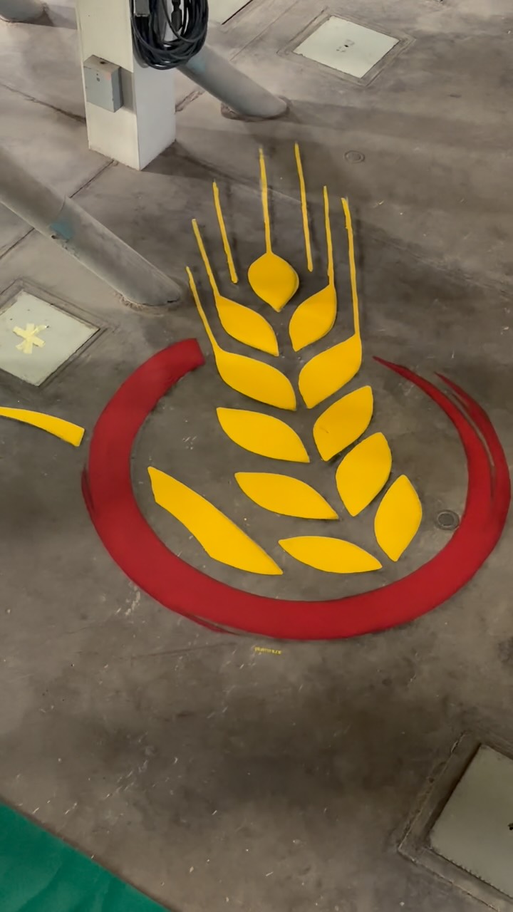 🌾 peinture au sol du logo du cercle des agriculteurs Genevois dans le silo à la rue des jeunes à Geneve avec le casque AR (Réalité Augmentée) 🥽