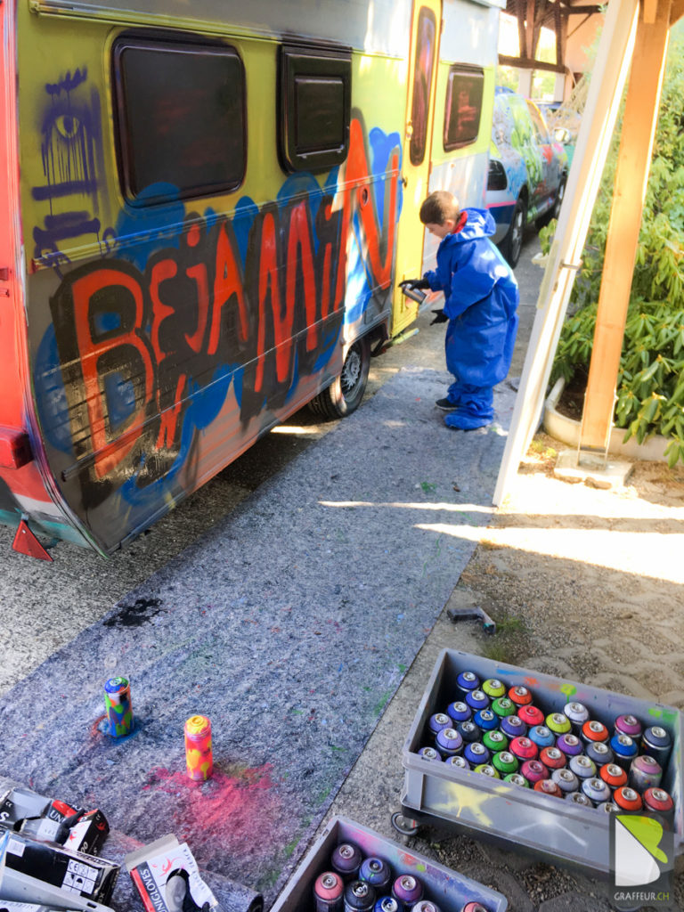 Cours-graffiti-suisse-caravane-train-Benjamin-2