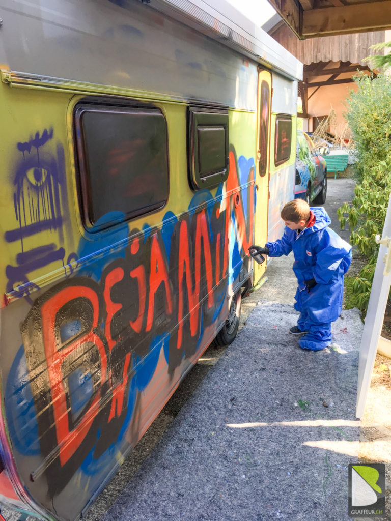 Cours-graffiti-suisse-caravane-train-Benjamin-3