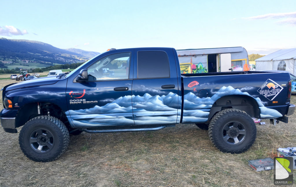 Dodge-Ram-2500-Graffiti-voiture-4x4-Parachute