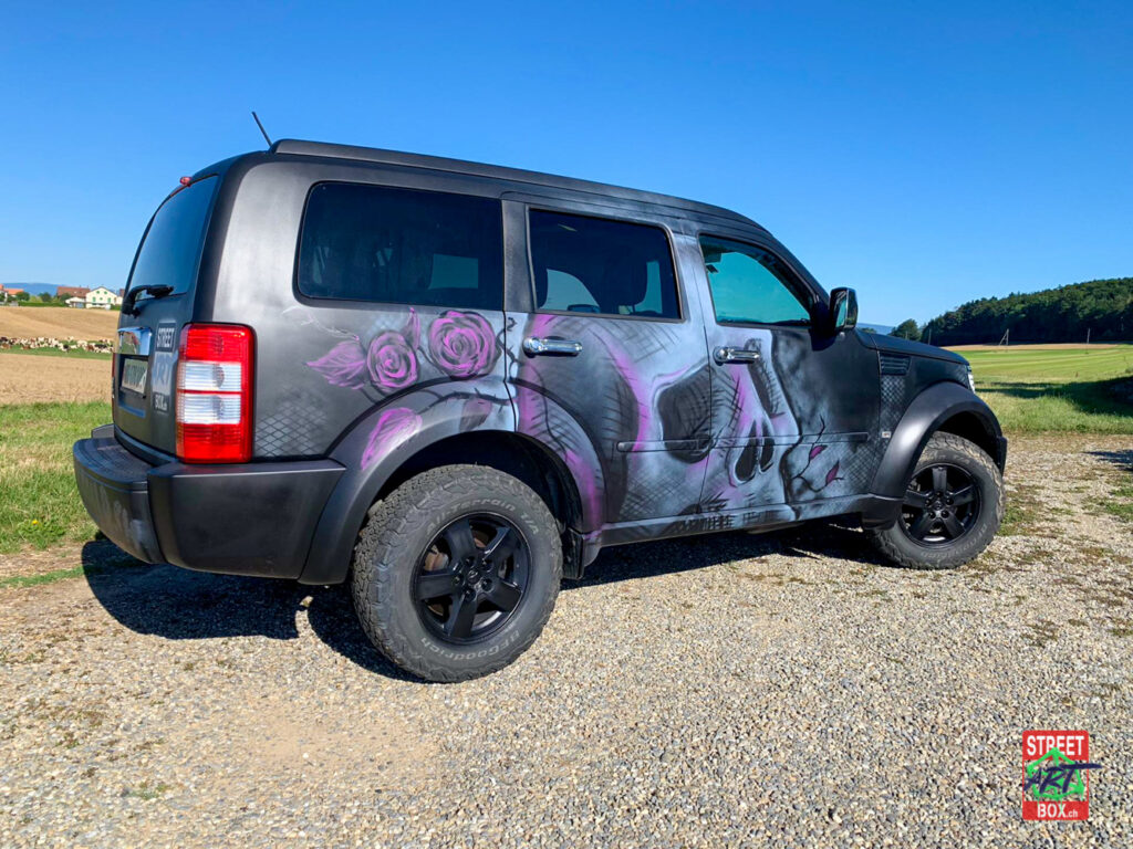 Dodge-Voiture-Graffiti-Street-art-car-Graffeur-suisse-passager
