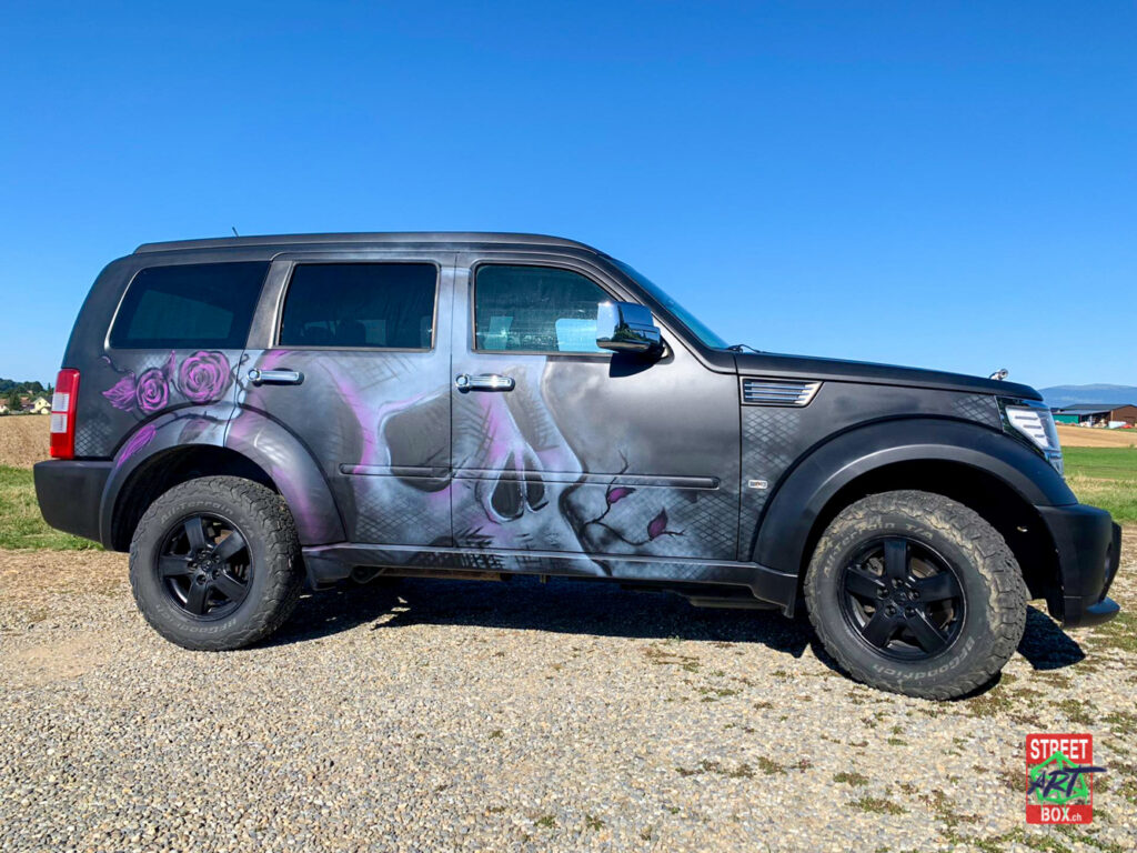 Dodge-Voiture-Graffiti-Street-art-car-Graffeur-tete-de-mort