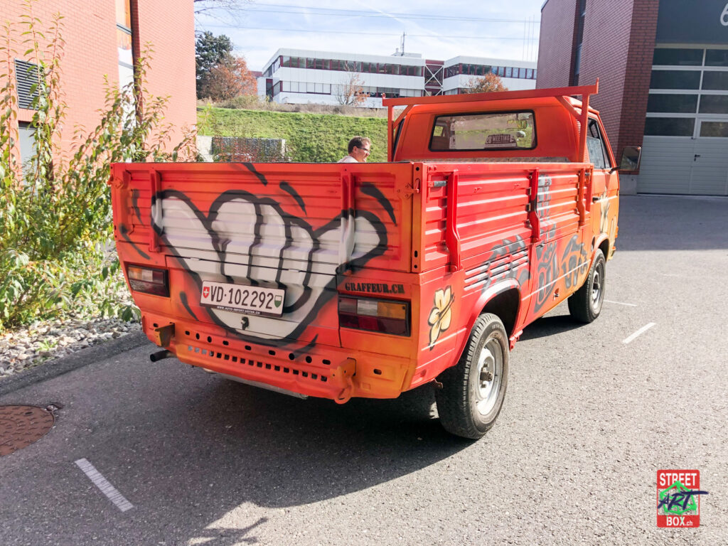 Graffiti-art-on-car-2-voiture-tag-spray-graffeur