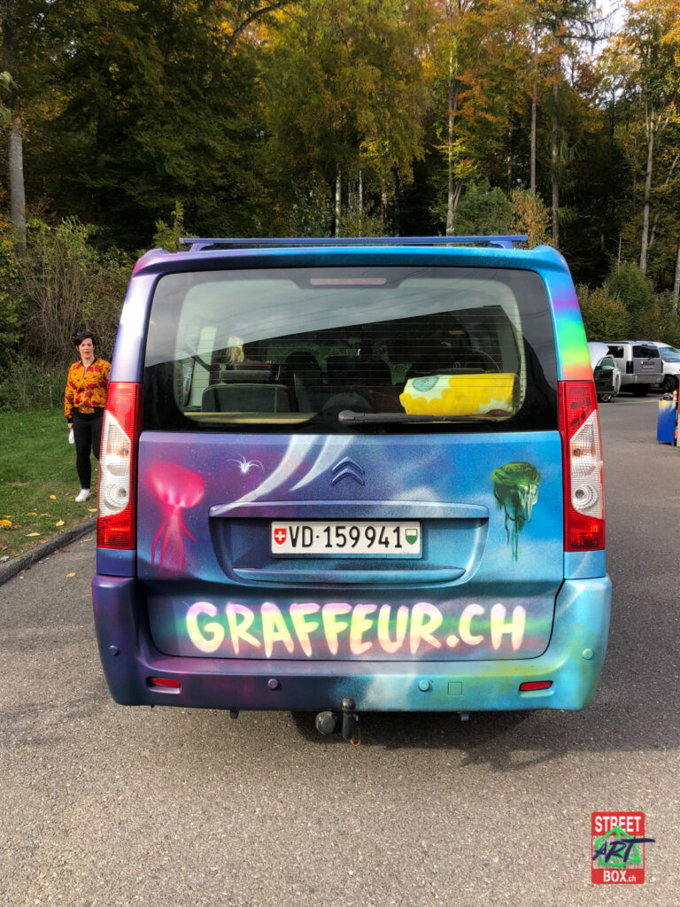 Graffiti-art-on-car-2-voiture-tag-spray-graffeur-20