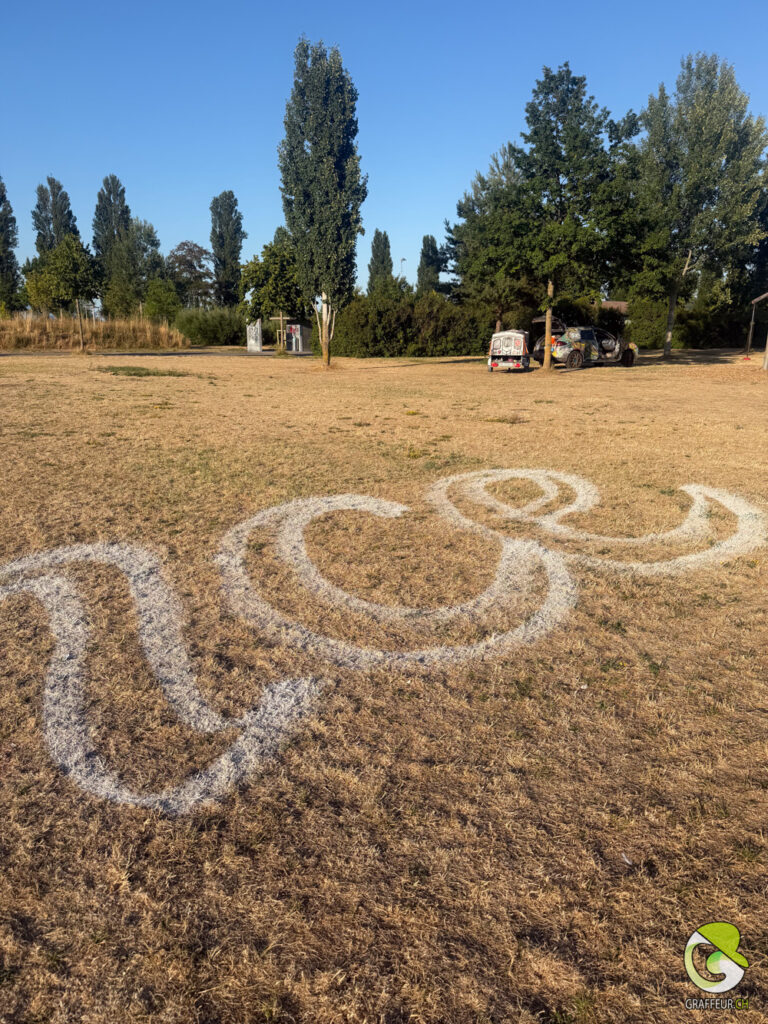 Détail des lettres peintes au sol pour le Tour de France Femmes à Yverdon-les-Bains
