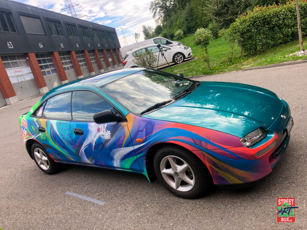 Mazda-Turquoise-Voiture-Graffiti-Street-art-car-Suisse-Graffeur-passager