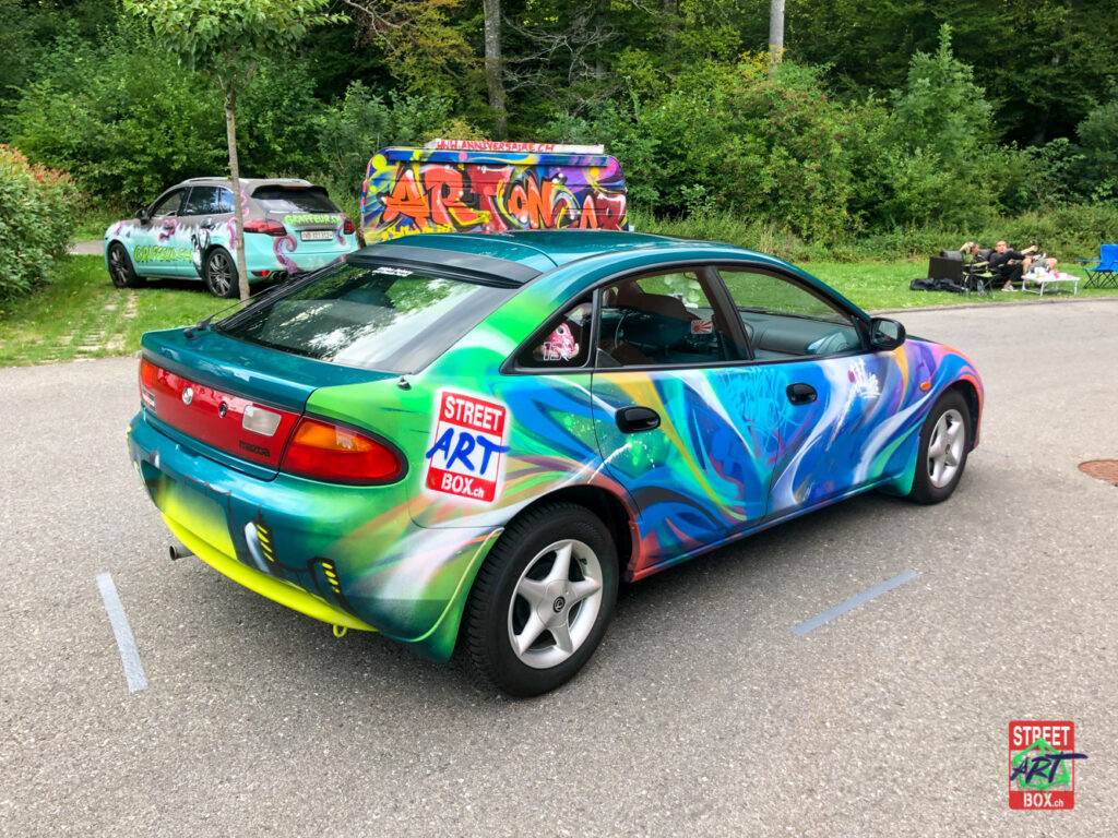 Mazda-Turquoise-Voiture-Graffiti-Street-art-car-Suisse-Graffeur-passager-arr
