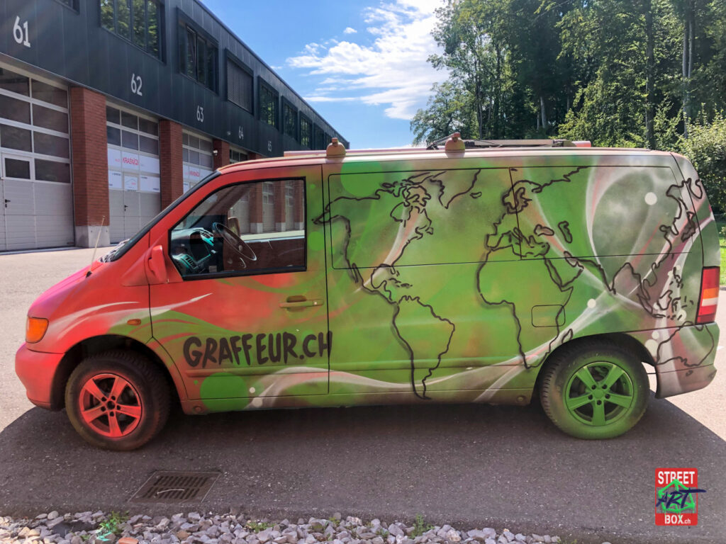 Mercedes-Vito-Corleone-Voyage-Carte-du-monde-Graffiti-Street-art-car-Suisse-conducteur