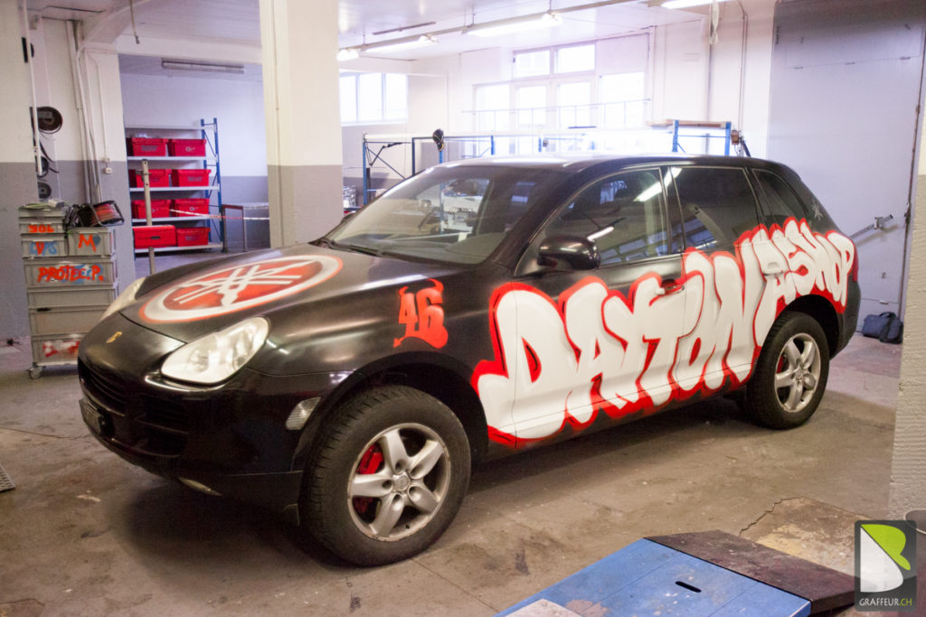 Voiture-Graffiti-Porsche-Cayenne-Daytona-Yamaha
