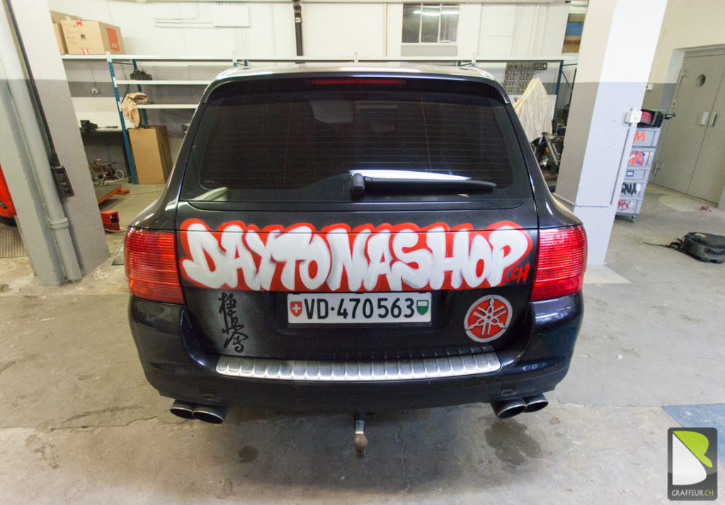 Voiture-Graffiti-Suisse-Lausanne-Cayenne-Daytona-arriere