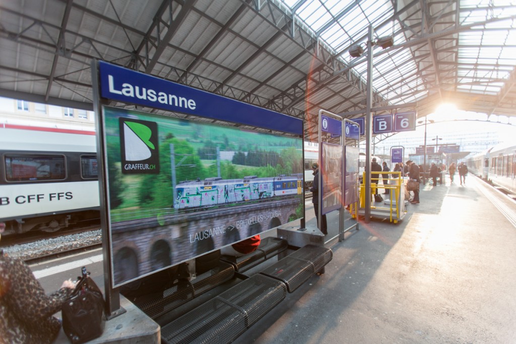 Whole-car-Affiche-Graffiti-Baro-lausanne-Gare