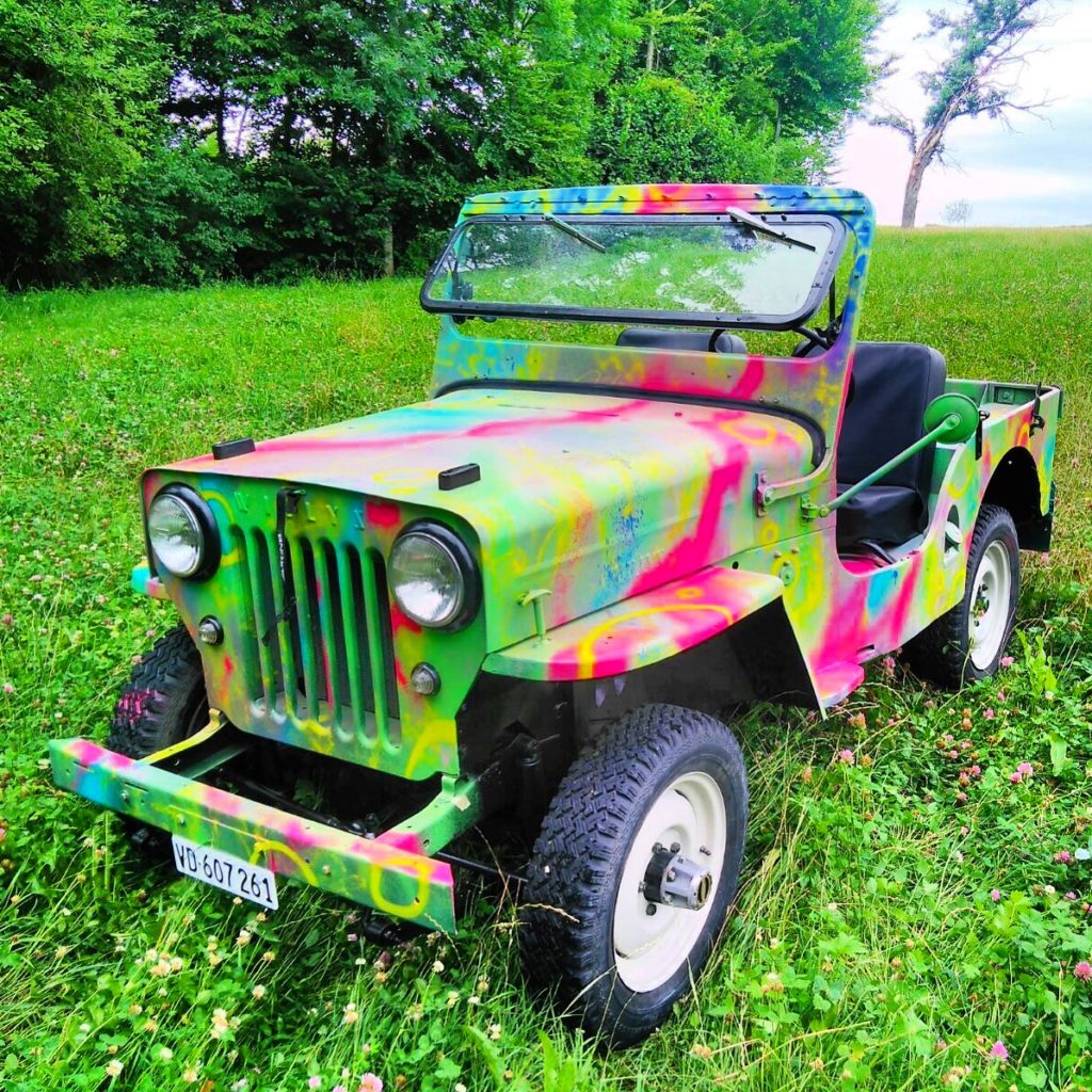 Willys-Jeep-Militaire-full-color-graffiti-hippie